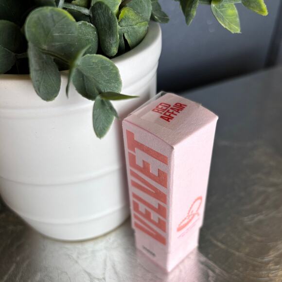 Jeffree Star Velvet Trap Red Affair Electric Red Matte Lipstick New In Box - Picture 6 of 8